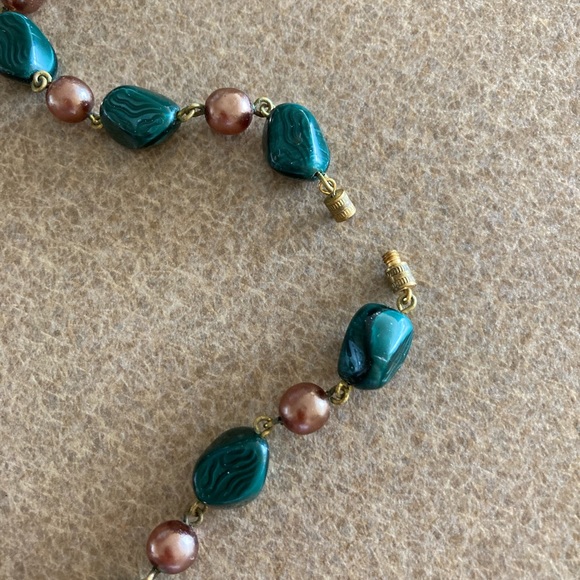 Vintage Necklace with green beads and taupe pearls, screwback closure - Picture 6 of 12